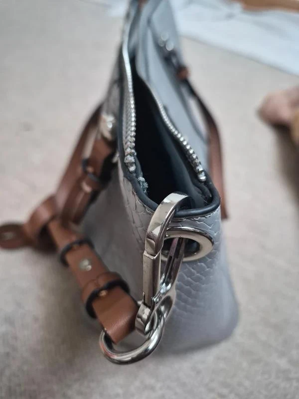 Bolso de mano efecto cocodrilo azul gris con bandolera ajustable – photo 8